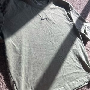 Nike Women’s short Sleeve cropped Sage Tee